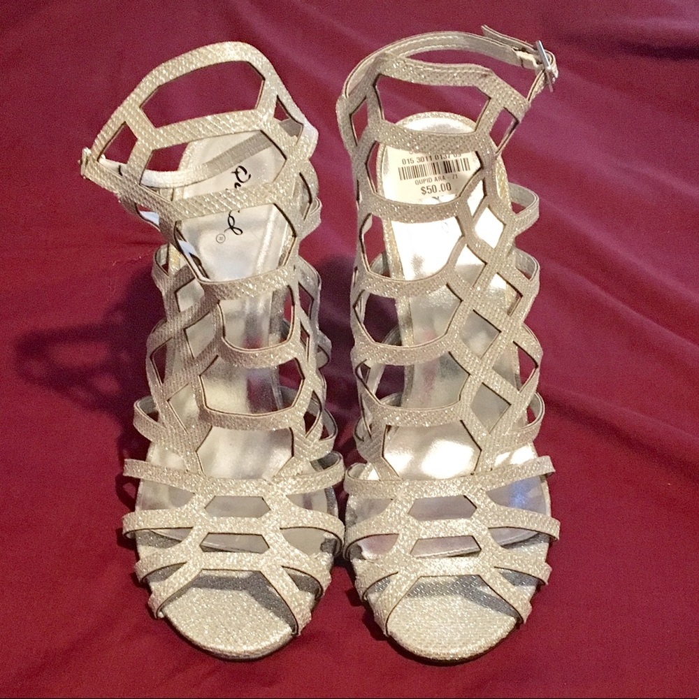 Silver Heels - Picture 4 of 8